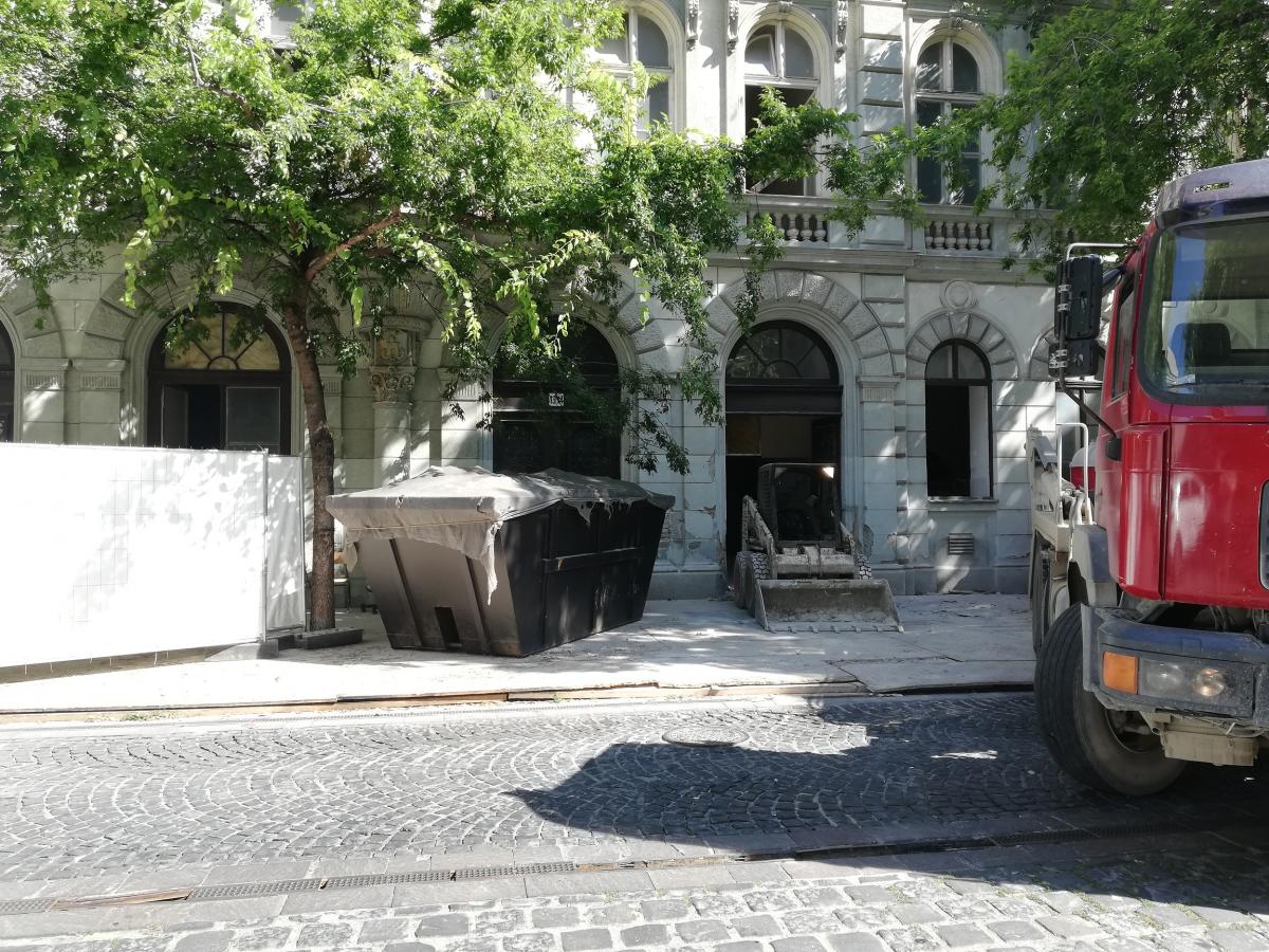 Szent István téri társasház bontása