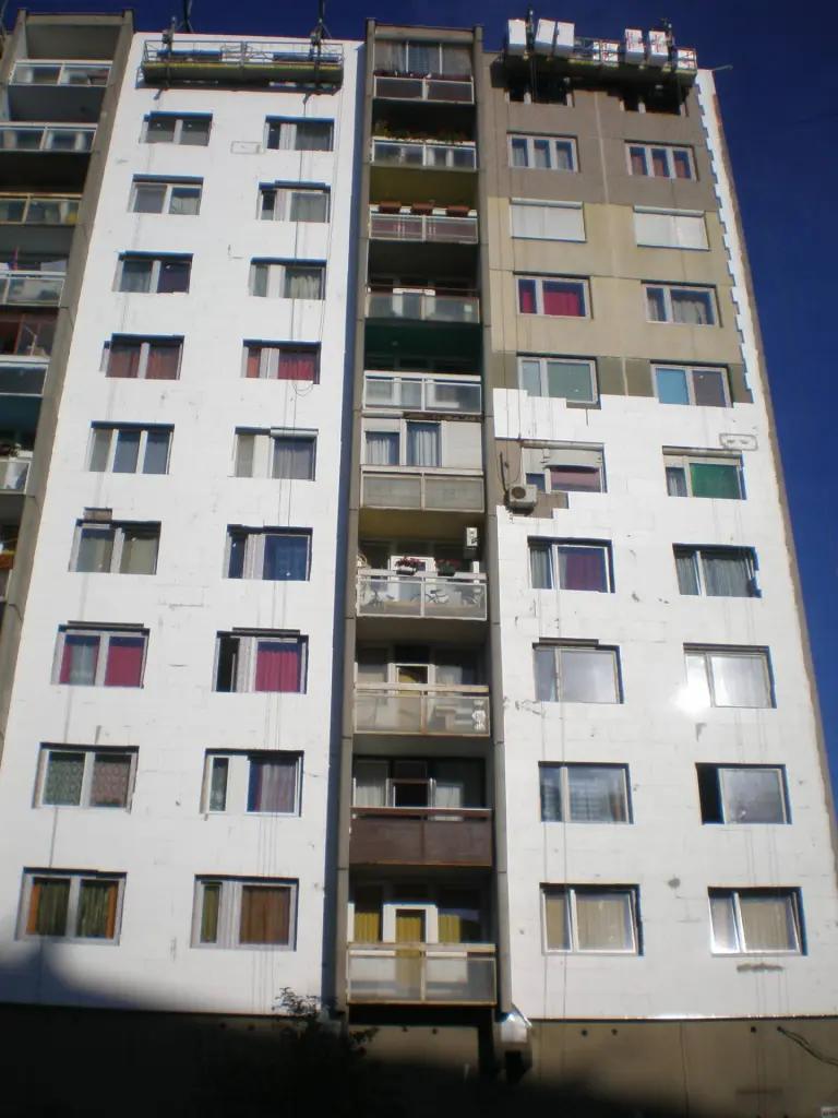 Tarsashaz-hoszigeteles-768x1024
